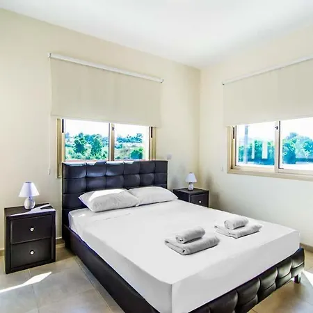 In Sleeps 6 Includes Swimming Pool Air Con And Wifi 9