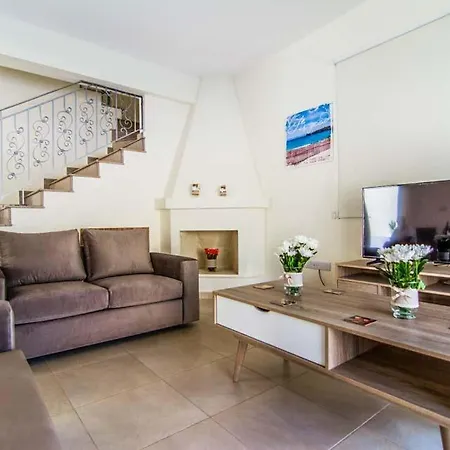 In Sleeps 6 Includes Swimming Pool Air Con And Wifi 9 Polis