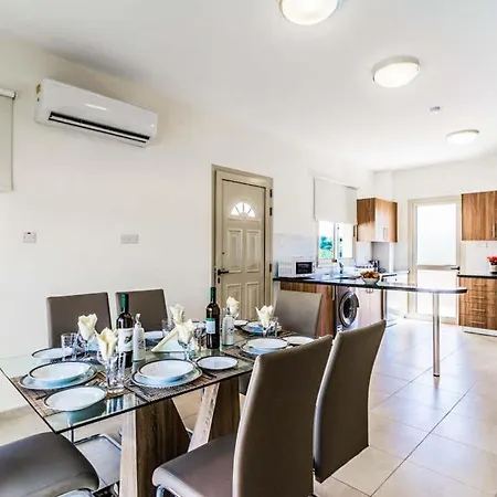 In Sleeps 6 Includes Swimming Pool Air Con And Wifi 9 Villa